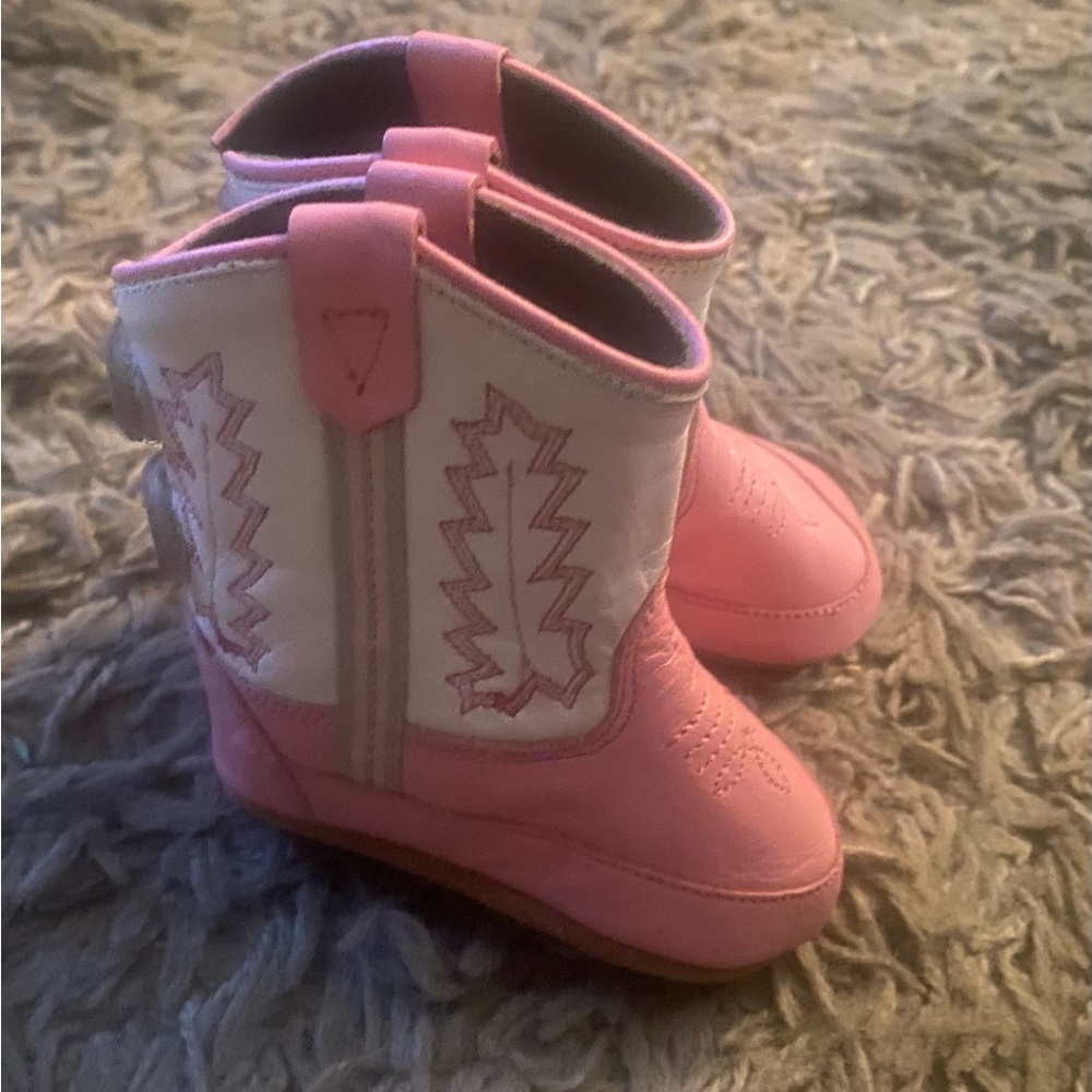 Infant Old West cowgirl boots soft sided size 1
Pink/white
Velcro back